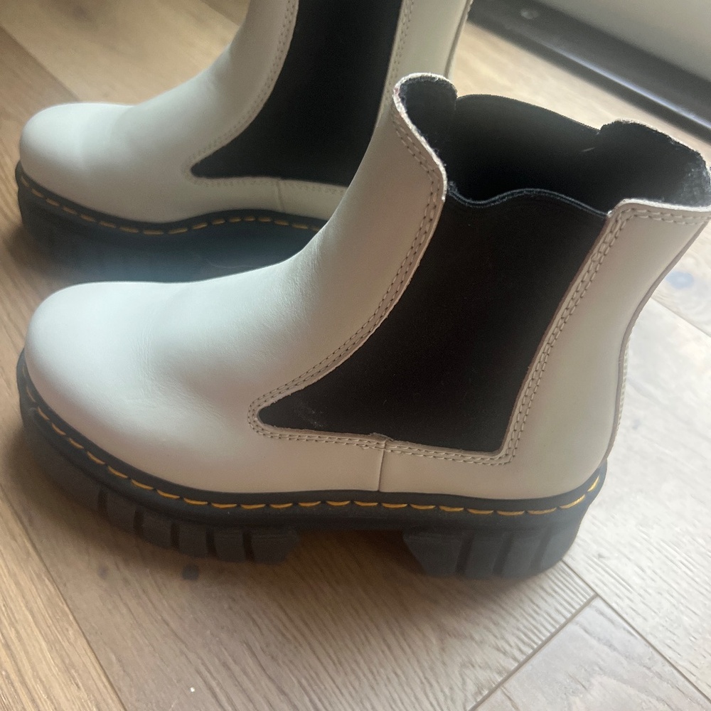 Dr. Marten Audrick Chelsea Boots - Picture 3 of 4